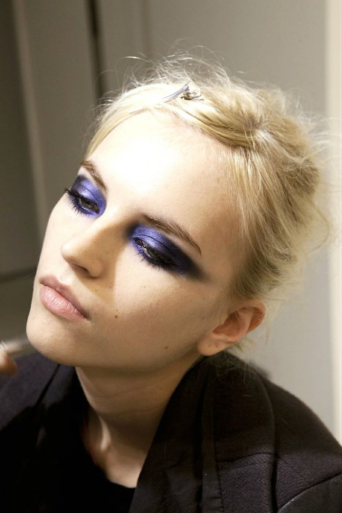 ideias-festivo-maquiagem-natal-azul-violeta-luz-pele facial