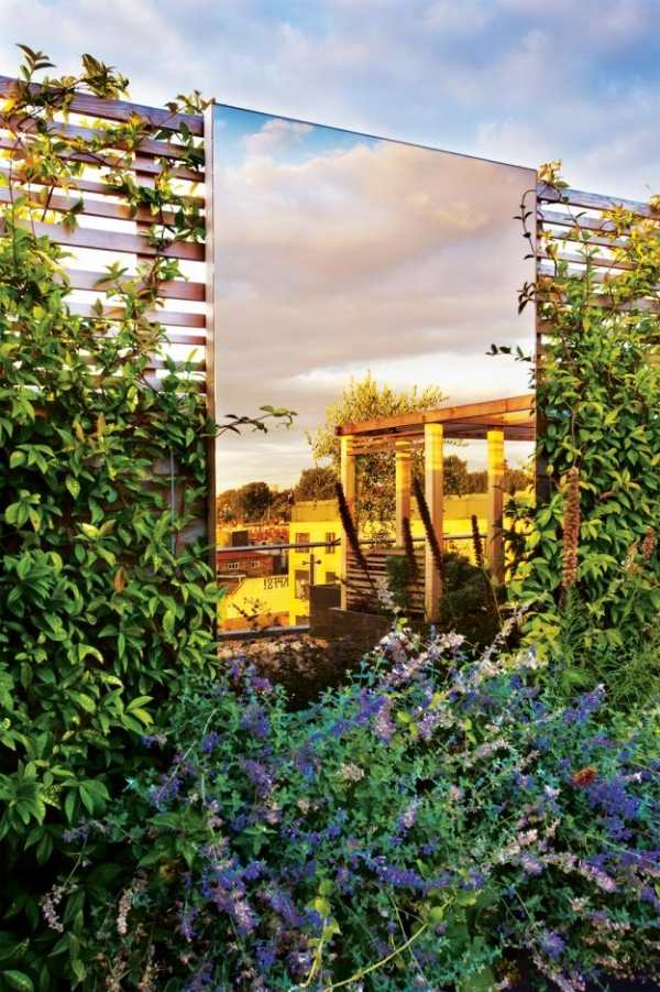Jardim refletindo no terraço da cobertura com design moderno