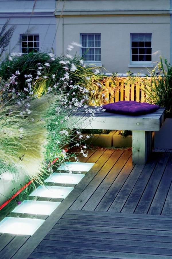 jardim no terraço com piso de madeira de design moderno