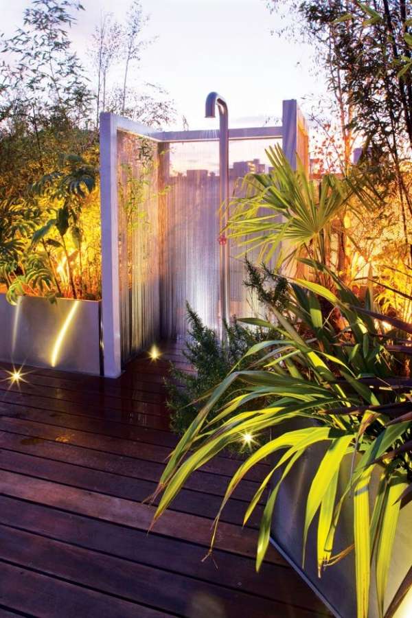 terraço com jardim na cobertura com chuveiro moderno