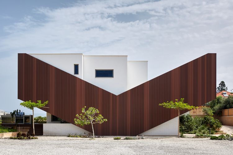 casa feita de material reciclado eco360 construção sustentável eficiência casa mais casa da energia mais fachada da casa da energia ripas de madeira em forma de v