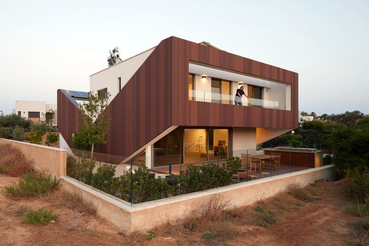 casa feita de material reciclado eco360 construção sustentável eficiência casa mais casa da energia mais fachada da casa da energia tiras de madeira em forma de v vista frontal