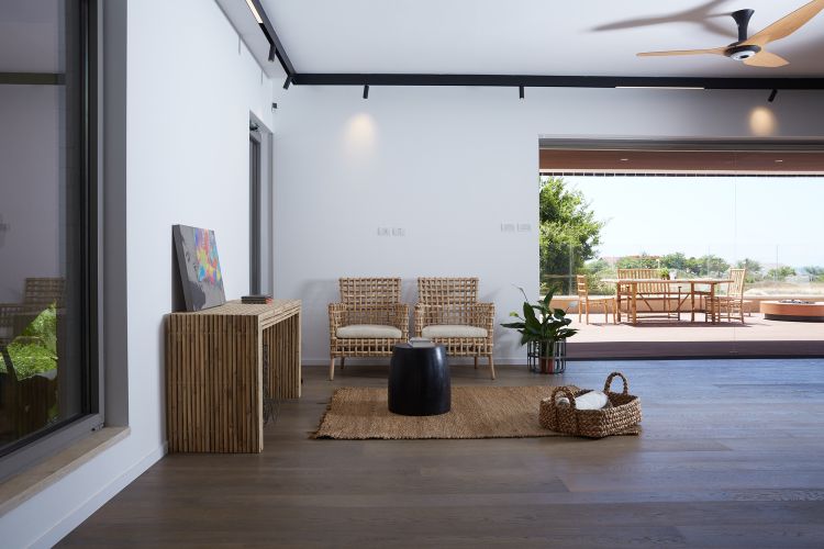 casa feita de material reciclado eco360 construção sustentável eficiência casa mais casa da energia mais casa da energia móveis de interior piso de madeira terraço vista para o mar