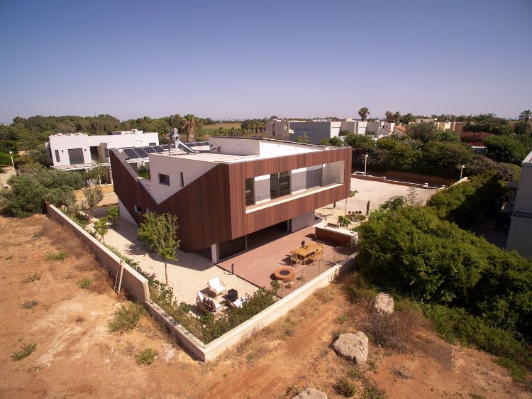 casa feita de material reciclado eco360 construção sustentável eficiência casa mais casa da energia mais fachada da casa da energia tiras de madeira em forma de v vista para pássaros