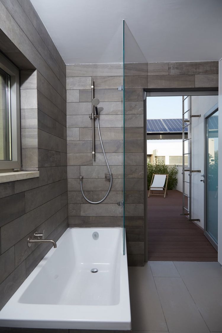 casa feita de material reciclado eco360 construção sustentável eficiência casa mais casa da energia mais casa da energia banheiro banheira design minimalista módulos solares