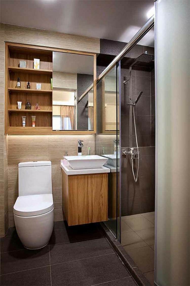 banheiro pequeno com box de chuveiro, parede de azulejos de madeira, aparência de faixa de led