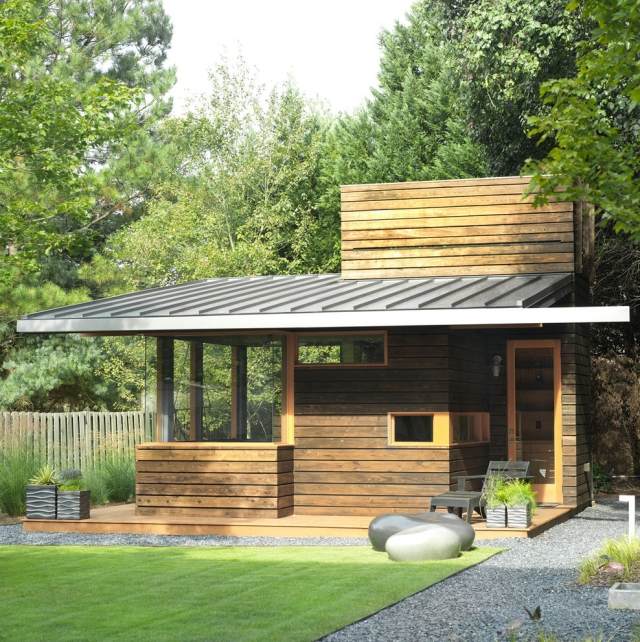 relaxamento casa quintal tábuas de assoalho de madeira revestindo telhado de metal
