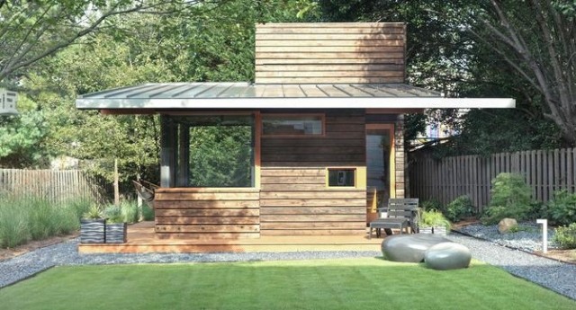 casa de quintal moderna com revestimento de madeira janelas grandes telhado de metal