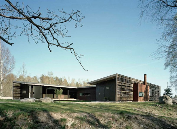 casa moderna com pátio de concreto e aço - fachada