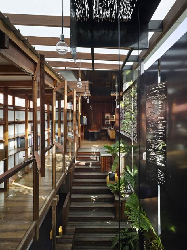 casa moderna escada de piso de madeira tela de privacidade de metal