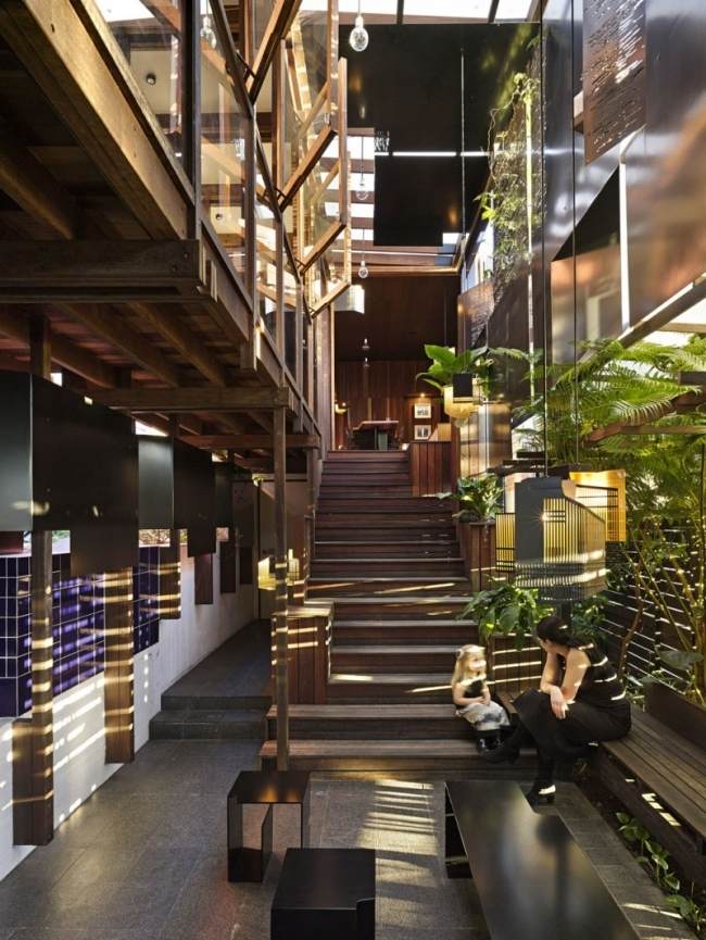 design interior moderno de casa unifamiliar repleto de plantas claras