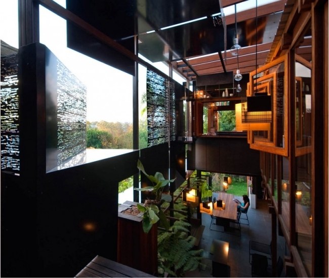 edifício residencial moderno com área de jantar aberta e plantas de terraço