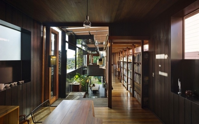 arquitetura de casa familiar moderna revestimento de madeira estreito