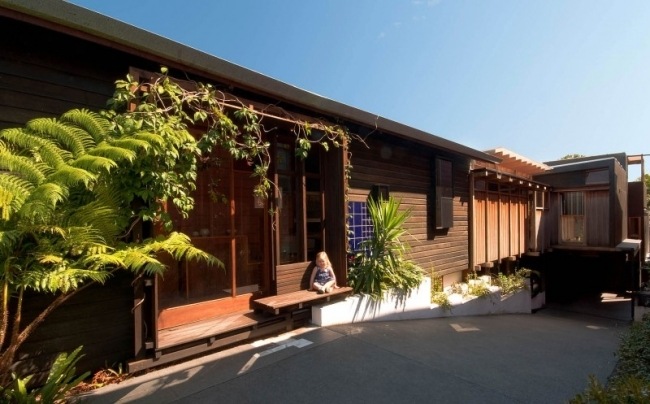 prédio residencial moderno lote estreito exterior de madeira da austrália