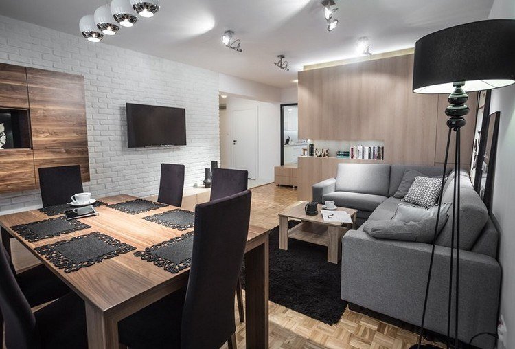 moderna-sala de estar-sofá-cinza-piso em parquet-móveis de madeira-parede de tijolo branco