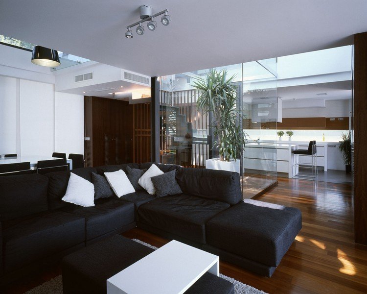 moderna-sala de estar-sofá-preto-escuro-tábua-piso-branco-mesa de centro
