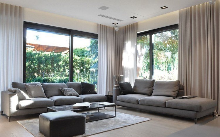 moderna-sala de estar-sofá-cinza-claro-piso de madeira-mesa de centro-cortinas creme