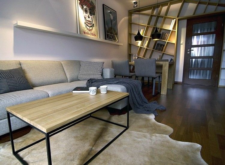moderna-sala de estar-sofá-cinza-mesa de centro-painel de madeira-moldura de quadro