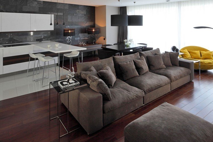 moderna-sala de estar-sofá-marrom-piso de madeira-branco-cozinha-parede cinza