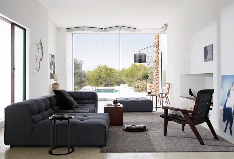 moderna-sala de estar-sofá-antracite-cinza-acentos-preto-madeira escura
