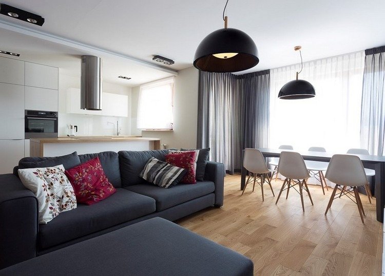 moderna-sala de estar-sofá-antracite-piso de madeira-brilhante-preto-luzes suspensas