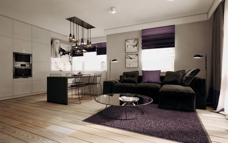 moderna sala de estar sofá-preto-roxo-tapete-almofadas-persianas-branco-cozinha