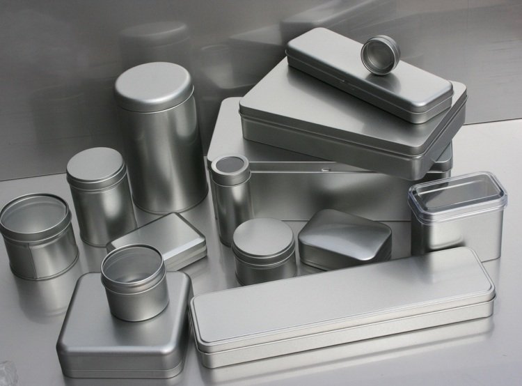 Latas em muitos formatos e tamanhos diferentes