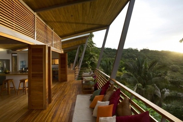casa de férias com vista para o mar - varandas mobiliadas - almofadas na área de estar