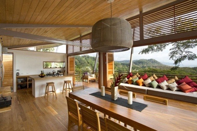 Sala de estar em plano aberto, área para refeições - mesa de teca - área para cozinhar, ilha, cozinha