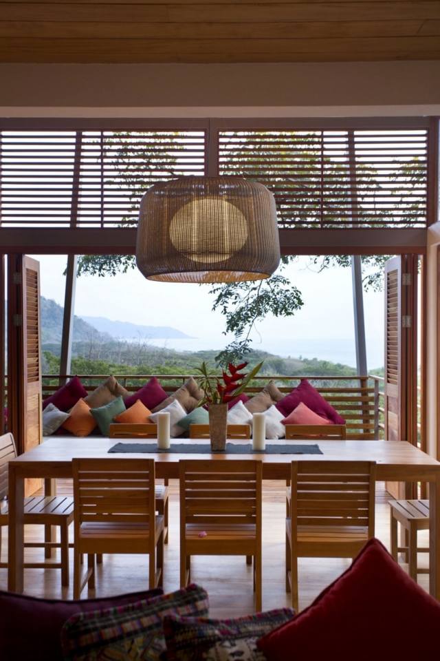 casa tropical na encosta da colina área de estar confortável almofadas de assento design de lâmpada pendurada