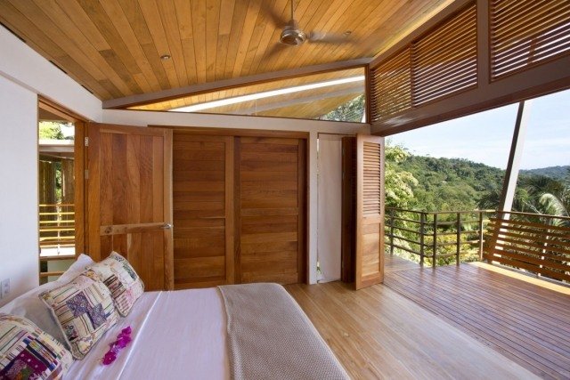 quarto aberto varanda frontal vista mar persianas de madeira