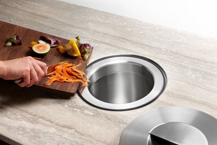 latas de lixo embutidas dicas criativas de design de casas ikea resíduos de cozinha bancada de cozinha despejando lixo