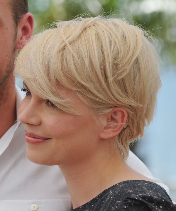 michelle-williams-short-hair-blonde-step-haired