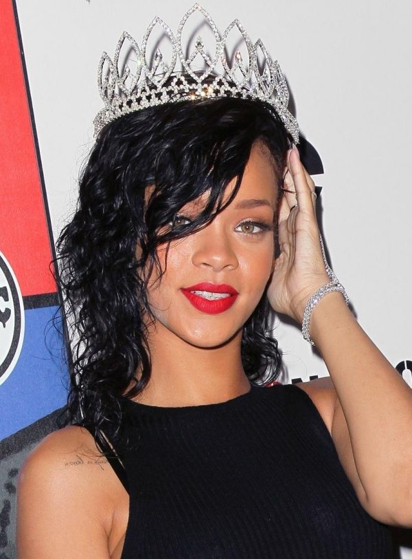 rihanna-with-crown-hallowin-solid-step-hair