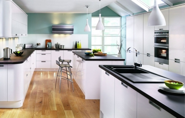 clarabóias modernas de cozinha móveis brancos e bancadas pretas