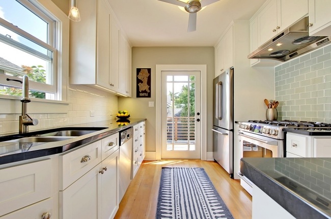 Casa de campo com cozinha moderna e ampla placa de piso de ladrilho branco