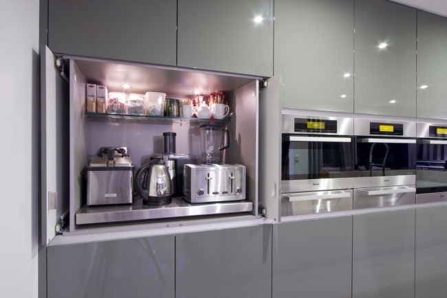 grande e moderno espaço de armazenamento de cozinha aparelhos embutidos cinza de alto brilho