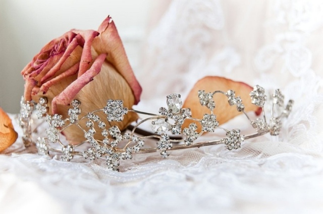 rosa-seca-nupcial-penteado-com tiara-casamento