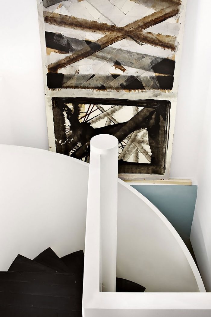 Santiago-Castillo-residência-privada-escada-design-branco-espiral-escada-degraus pretos