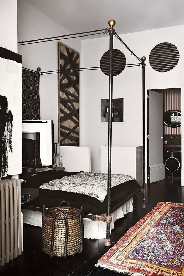 eclético-quarto-interior-preto-branco-cama de dossel-exuberantes paredes decoradas