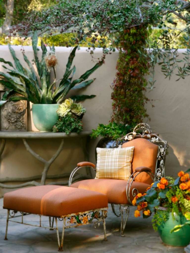 lounge no jardim para relaxar poltrona vintage banquinho surrado estofamento laranja