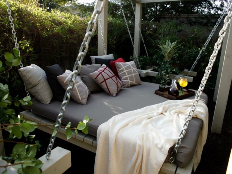 lounge no jardim para relaxar espreguiçadeira com correntes modernas cinza