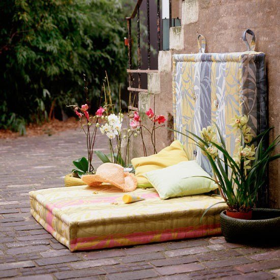 Salão no jardim para relaxar almofadas acolchoadas de orquídeas