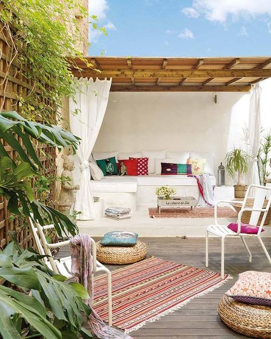Lounge para relaxar com almofadas de assento de dossel de madeira com forro de sofá branco