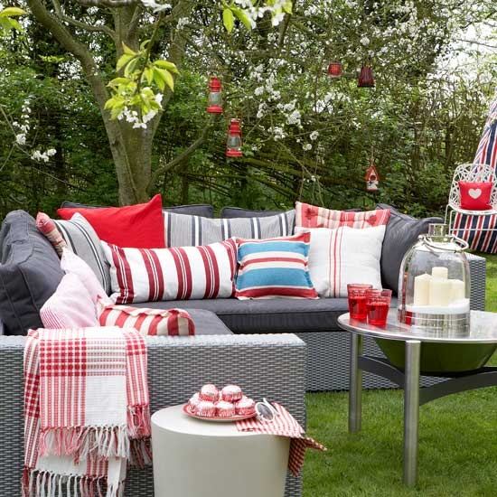 Lounge no jardim para relaxar na sala de estar do lado de fora de rattan vermelho cinza