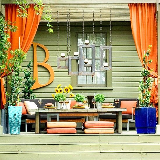 Girassóis no jardim lounge com cortinas laranja relaxando ao ar livre