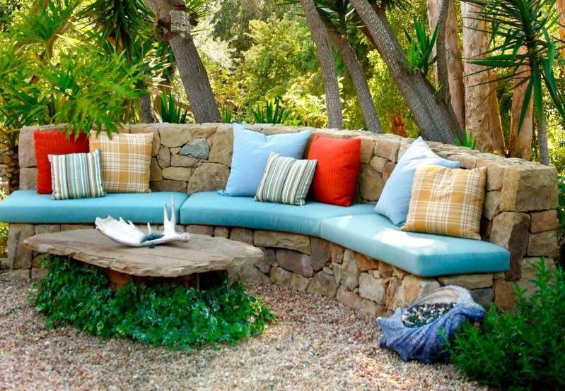 sala de jardim para relaxar ideia de móveis de pedra estofamento azul claro tropical