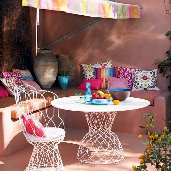 Salão de jardim para relaxar urna com padrão de almofada em estilo marroquino