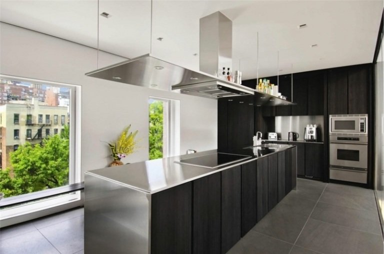 cozinha preto bancada de aço inoxidável madeira azulejos cinza