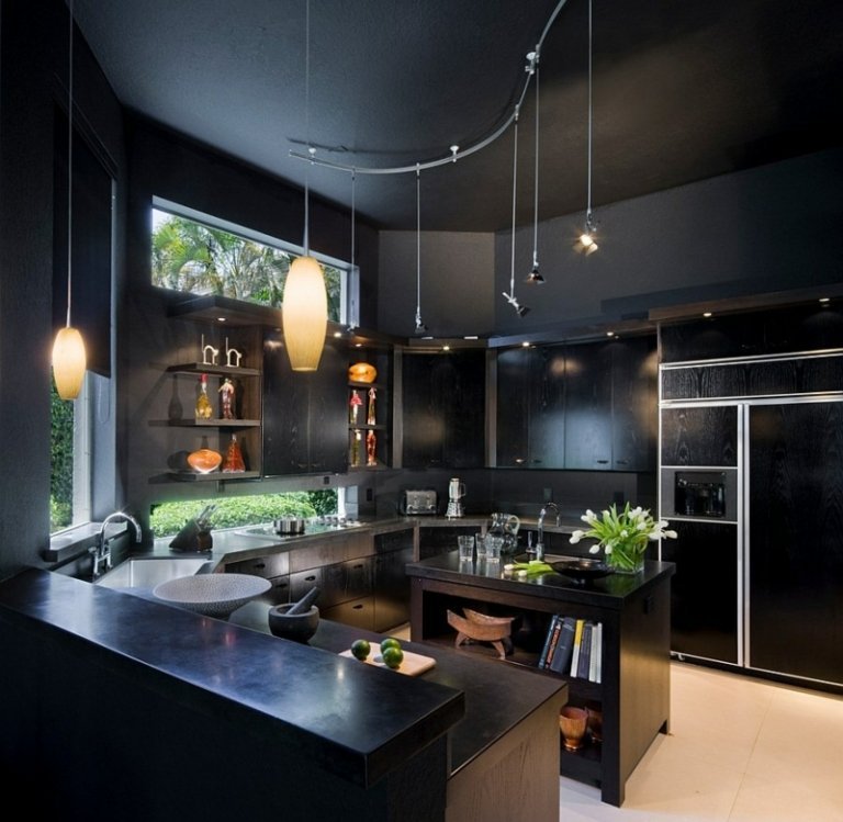 Prateleiras pretas com design de parede de cozinha e prateleiras de geladeira